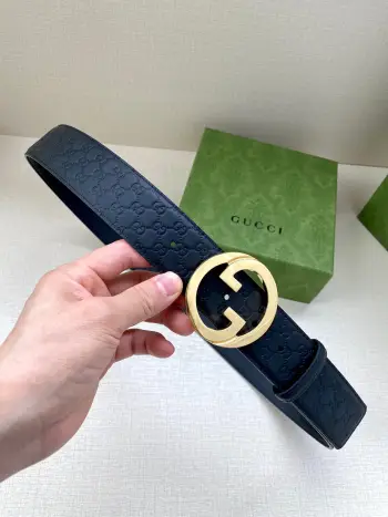 <p> 宽度4.0cm GUCCI 古驰爱的进行曲 全新时装系列精选品牌典藏素 以几何造型焕新演绎互扣式双G原版钢扣标识 呈现多款别致单品 历久弥新的设计素与本次时装秀场展现的好莱坞魅力遥相呼应 </p>