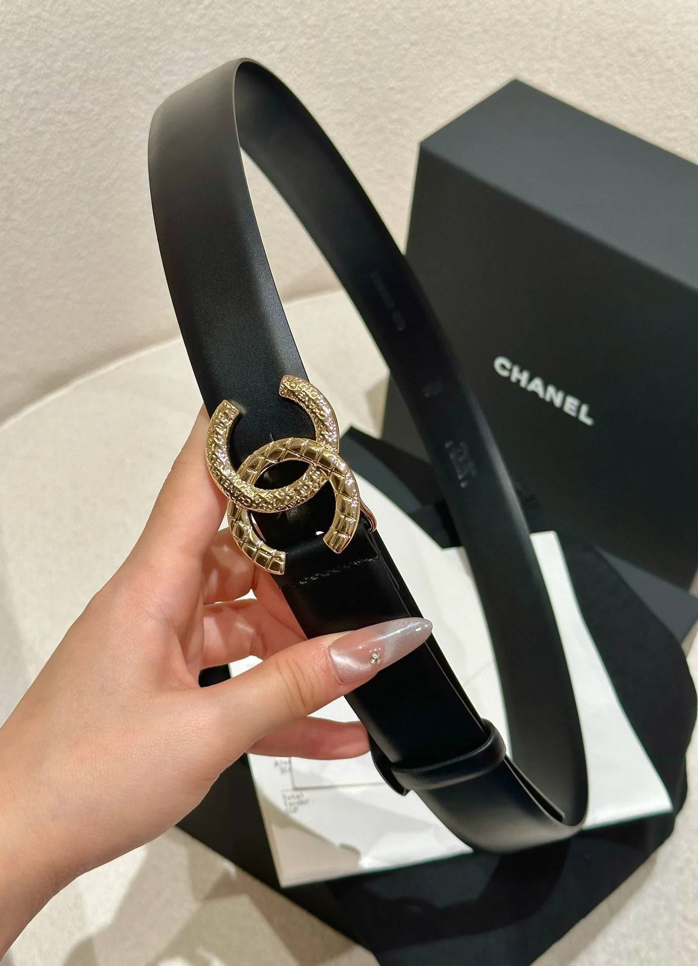 <p> chanel 香3.0cm女士时尚款 顶级品质 正品开模高端定制皮料五金 定制纯钢五金扣头 带身采用松紧收腰设计风格达到修身效果 正品定位logo印字 可与正品媲美 时尚简约奢华 受从多明星青睐 </p>