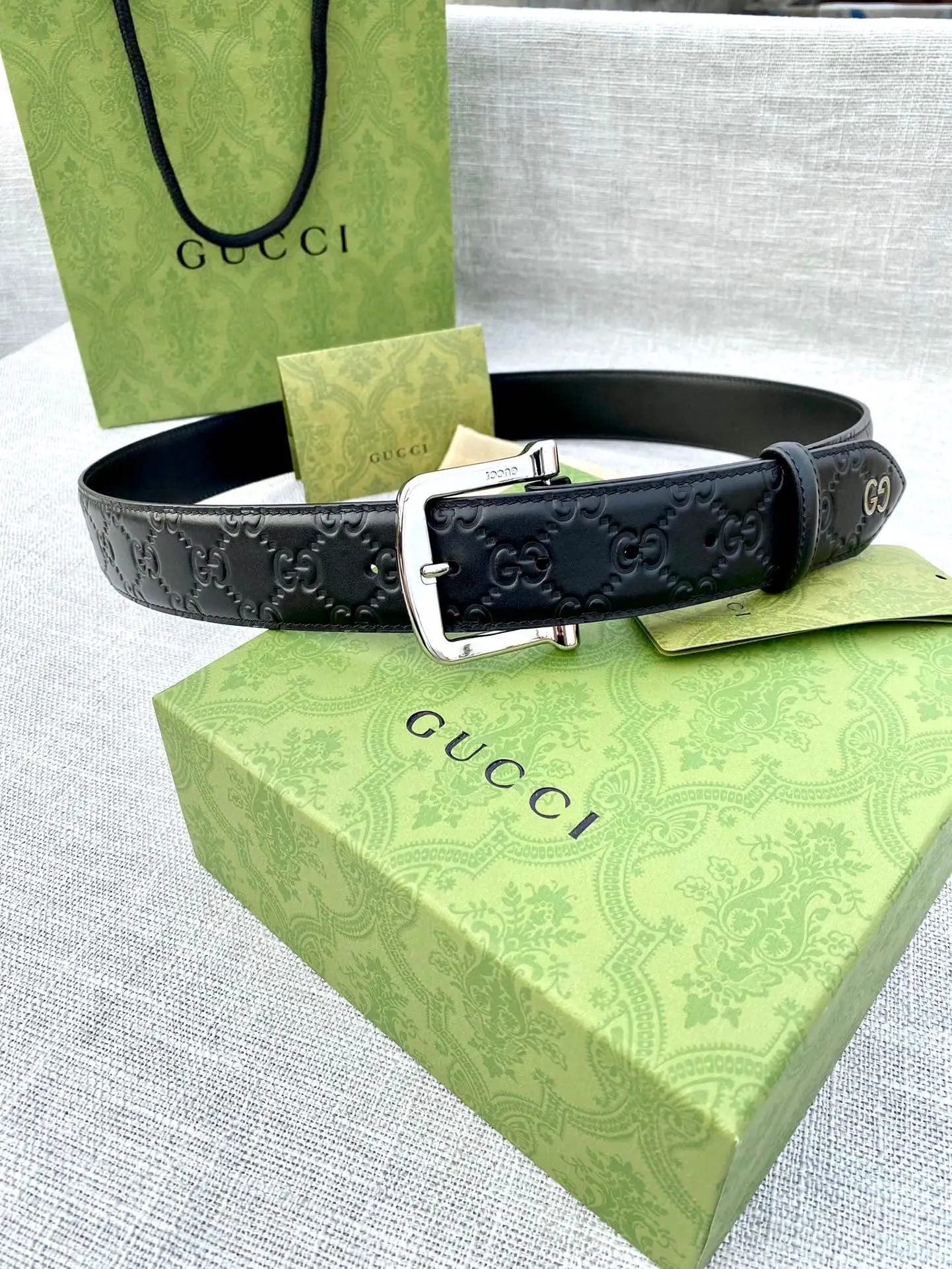 <p> 宽度4.0cm 搭配原版皮带扣  腰带以采用热压印技术的Gucci Signature皮革精制而成 触感厚实 印花图案清晰分明 顶端为金属GG细节 反射Gucci Signature皮革图案 </p>