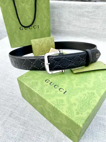 <p> 宽度4.0cm 搭配原版皮带扣  腰带以采用热压印技术的Gucci Signature皮革精制而成 触感厚实 印花图案清晰分明 顶端为金属GG细节 反射Gucci Signature皮革图案 </p>