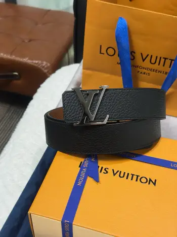 <p> LV.路易威登 </p> 宽度 40mm宽度 正品一体铸造五金钢扣 原厂皮料 双面原厂定制进口面料 可双面使用</p>