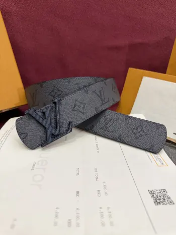 <p> 本款 LV Dimension Monogram Midnight 40 毫米双面腰带以前卫大胆的单色现代风格呈现 一侧采用 Monogram 帆布 另一侧则为光滑皮革 缀以富有建筑感的标志性 LV 搭扣 材质的搭配因色彩相契而愈显考究 为休闲穿搭与正装造型注入别样魅力 </p>