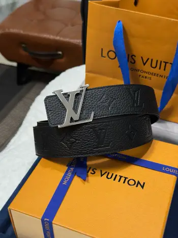 <p> LV.路易威登 </p> 宽度 40mm宽度 正品一体铸造五金钢扣 原厂皮料 双面原厂定制进口面料 可双面使用</p>
