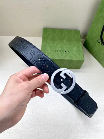 <p> 宽度4.0cm GUCCI 古驰爱的进行曲 全新时装系列精选品牌典藏素 以几何造型焕新演绎互扣式双G原版钢扣标识 呈现多款别致单品 历久弥新的设计素与本次时装秀场展现的好莱坞魅力遥相呼应 </p>