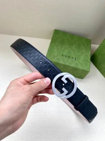 <p> 宽度4.0cm GUCCI 古驰爱的进行曲 全新时装系列精选品牌典藏素 以几何造型焕新演绎互扣式双G原版钢扣标识 呈现多款别致单品 历久弥新的设计素与本次时装秀场展现的好莱坞魅力遥相呼应 </p>