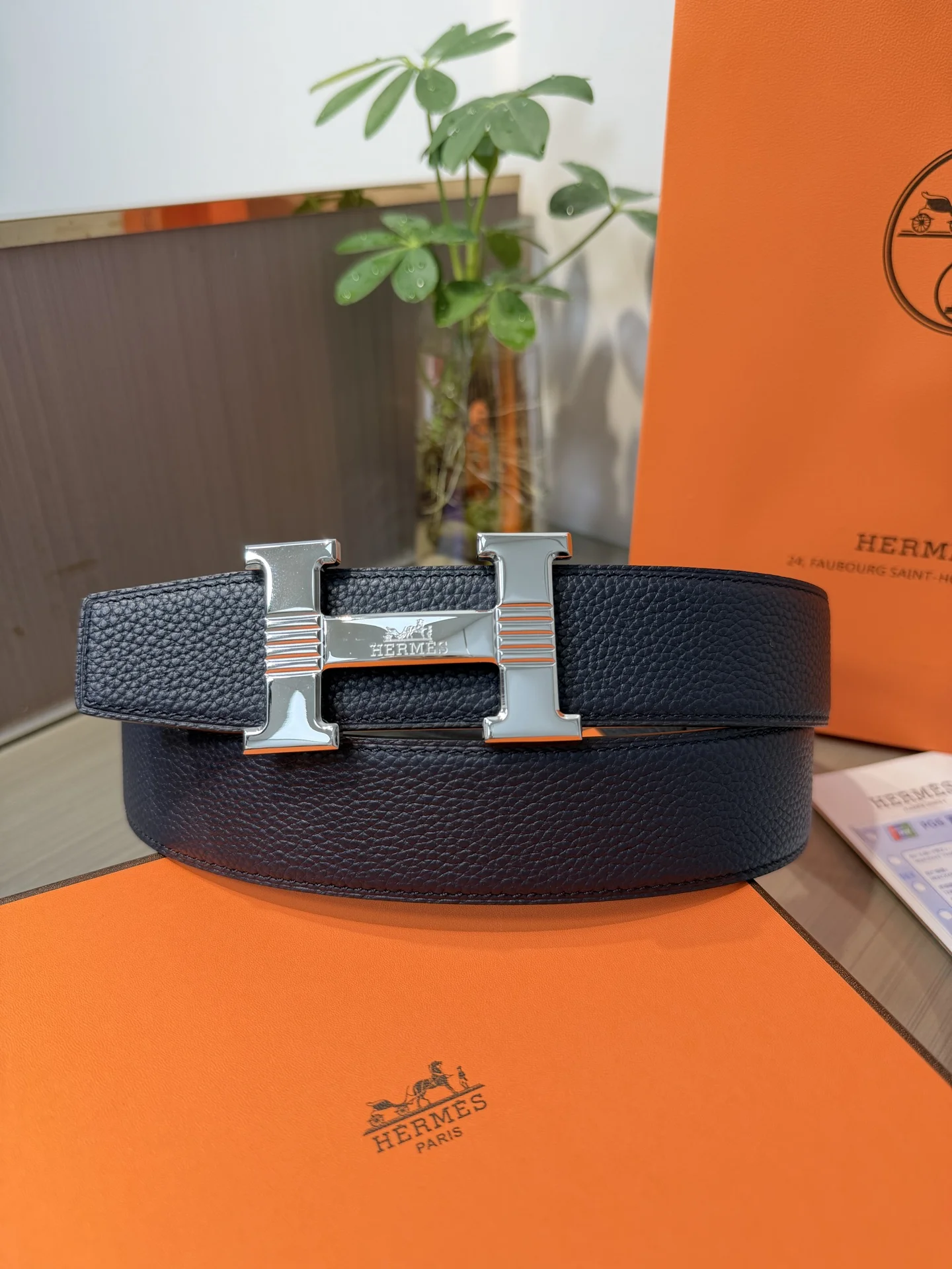<p> Hermes爱马仕 男士双面皮腰带38mm 双面头层牛皮 双面可用 搭配精品钢扣五金 做工精致 实物拍摄 高端奢华 </p>