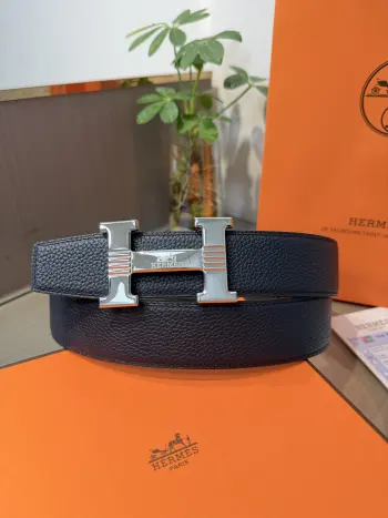 <p> Hermes爱马仕 男士双面皮腰带38mm 双面头层牛皮 双面可用 搭配精品钢扣五金 做工精致 实物拍摄 高端奢华 </p>