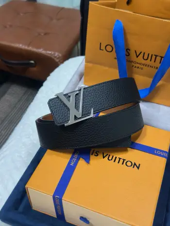 <p> LV.路易威登 </p> 宽度 40mm宽度 正品一体铸造五金钢扣 原厂皮料 双面原厂定制进口面料 可双面使用</p>