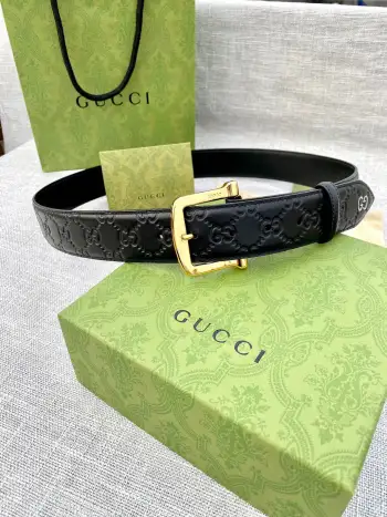 <p> 宽度4.0cm 搭配原版皮带扣  腰带以采用热压印技术的Gucci Signature皮革精制而成 触感厚实 印花图案清晰分明 顶端为金属GG细节 反射Gucci Signature皮革图案 </p>