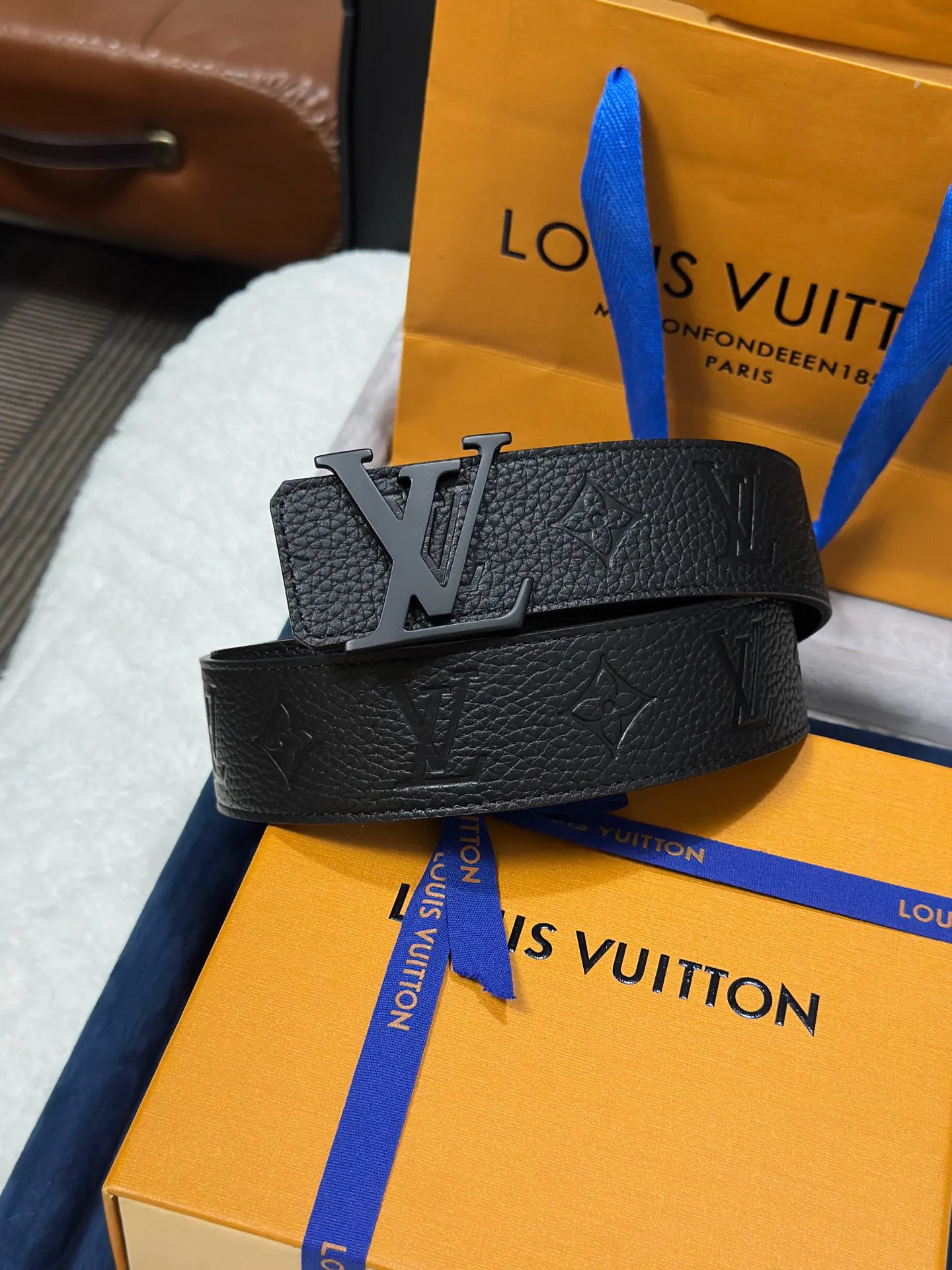 原单LV皮带|高仿LV皮带|精仿LV皮带|一比一LV皮带<p> LV.路易威登 </p> 宽度 40mm宽度 正品一体铸造五金钢扣 原厂皮料 双面原厂定制进口面料 可双面使用</p>