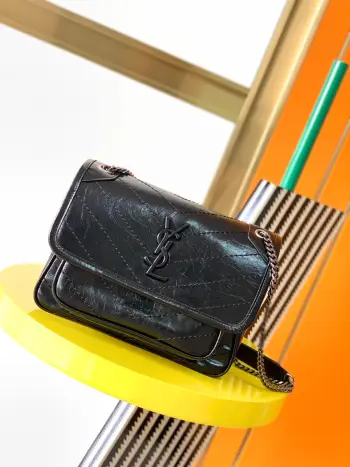<p> 进口原厂皮    爆款NIKI 22CM 633160原厂皮爆裂纹超多明星 网上同款  专柜一包难求 风靡全球的NIKI 最热卖的当然是中号22cm 超大容量 油蜡抓皱牛皮 五金更是特别 五金表面是牛皮哦 款号 533037 498892尺寸 22X16.5X7.5CM </p>
