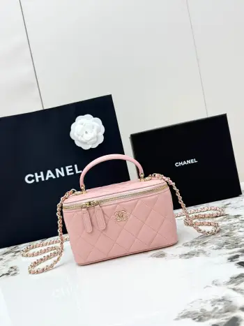 <p> 进口原厂皮     配盒 CHANEL 大号 香奈儿21K化妆包 香奶奶家的新款盒子链条化妆包 不愧是今年的热门款 这个系列自从推出以来 就虏获了太多妹子的心 小巧可爱 可斜挎可手提</p>