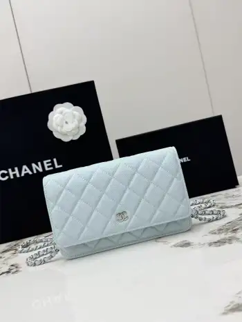 <p> 进口原厂皮     配盒 CHANEL发财包 小球纹银扣 顶级货 新品到货 全钢24K五金链条 专柜对版升级版磁扣𝑊𝑂𝐶压花鱼子酱进口小牛皮[666]经典升级全新磁扣 更便捷好用𝑤𝑒𝑙𝑙𝑒𝑡 𝑜𝑛 𝑐ℎ𝑎𝑖𝑛带链条的手拿包 可斜挎可单肩的包包 实在是太实用了型号 AP0250  尺寸 长19x宽3x高13cm </p>