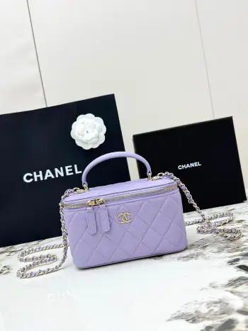 <p> 进口原厂皮     配盒 CHANEL 大号 香奈儿21K化妆包 香奶奶家的新款盒子链条化妆包 不愧是今年的热门款 这个系列自从推出以来 就虏获了太多妹子的心 小巧可爱 可斜挎可手提</p>