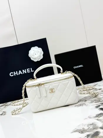 <p> 进口原厂皮     配盒 CHANEL 大号 香奈儿21K化妆包 香奶奶家的新款盒子链条化妆包 不愧是今年的热门款 这个系列自从推出以来 就虏获了太多妹子的心 小巧可爱 可斜挎可手提</p>