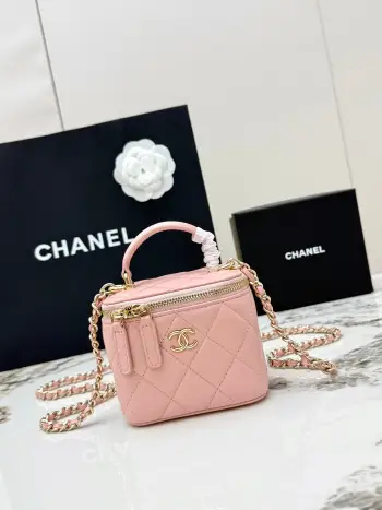<p> 进口原厂皮     配盒 CHANEL 小号 香奈儿21K化妆包 香奶奶家的新款盒子链条化妆包 不愧是今年的热门款 这个系列自从推出以来 就虏获了太多妹子的心 小巧可爱 可斜挎可手提 上身减龄好看通体经典的菱格纹进口小羊皮材质设计</p>