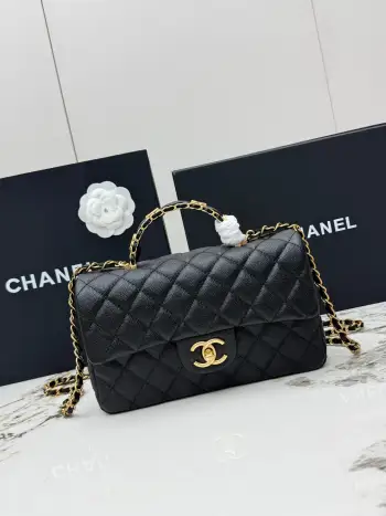 <p> 进口原厂皮    CHANEL 大号)顶级货香奈儿 25B 复古全钢链条金扣 双C的Logo标志 菱格皮穿链 季节款眼馋 黑金球纹牛皮 内里搭配小羊皮 可斜挎可单肩可手提 手柄cf大mini上身!绝对是这季yyds的一款包手柄是皮穿链的很经典不花哨 这只包真的太完美了型号 AS5702 尺寸 长22.5x宽6x高13.5cm P00730</p>