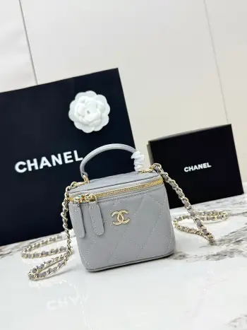 <p> 进口原厂皮     配盒 CHANEL 小号 香奈儿21K化妆包 香奶奶家的新款盒子链条化妆包 不愧是今年的热门款 这个系列自从推出以来 就虏获了太多妹子的心 小巧可爱 可斜挎可手提 上身减龄好看通体经典的菱格纹进口小羊皮材质设计</p>
