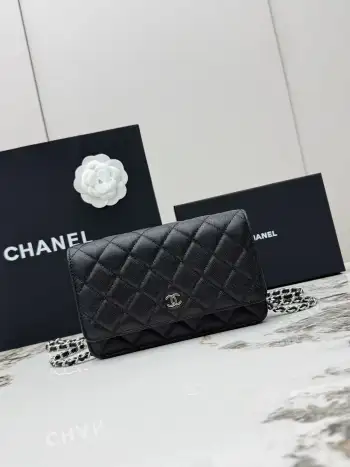 <p> 进口原厂皮     配盒 CHANEL发财包 小球纹银扣 顶级货 新品到货 全钢24K五金链条 专柜对版升级版磁扣𝑊𝑂𝐶压花鱼子酱进口小牛皮[666]经典升级全新磁扣 更便捷好用𝑤𝑒𝑙𝑙𝑒𝑡 𝑜𝑛 𝑐ℎ𝑎𝑖𝑛带链条的手拿包 可斜挎可单肩的包包 实在是太实用了型号 AP0250  尺寸 长19x宽3x高13cm </p>