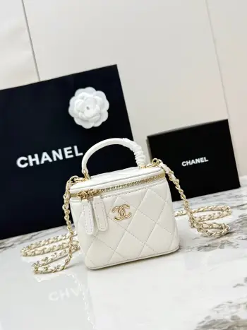 <p> 进口原厂皮     配盒 CHANEL 小号 香奈儿21K化妆包 香奶奶家的新款盒子链条化妆包 不愧是今年的热门款 这个系列自从推出以来 就虏获了太多妹子的心 小巧可爱 可斜挎可手提 上身减龄好看通体经典的菱格纹进口小羊皮材质设计</p>