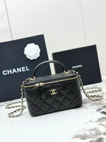 <p> 进口原厂皮     配盒 CHANEL 大号 香奈儿21K化妆包 香奶奶家的新款盒子链条化妆包 不愧是今年的热门款 这个系列自从推出以来 就虏获了太多妹子的心 小巧可爱 可斜挎可手提</p>