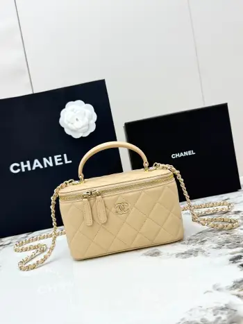 <p> 进口原厂皮     配盒 CHANEL 大号 香奈儿21K化妆包 香奶奶家的新款盒子链条化妆包 不愧是今年的热门款 这个系列自从推出以来 就虏获了太多妹子的心 小巧可爱 可斜挎可手提</p>