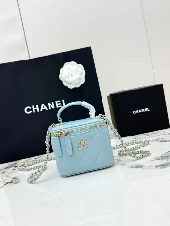 <p> 进口原厂皮     配盒 CHANEL 小号 香奈儿21K化妆包 香奶奶家的新款盒子链条化妆包 不愧是今年的热门款 这个系列自从推出以来 就虏获了太多妹子的心 小巧可爱 可斜挎可手提 上身减龄好看通体经典的菱格纹进口小羊皮材质设计</p>