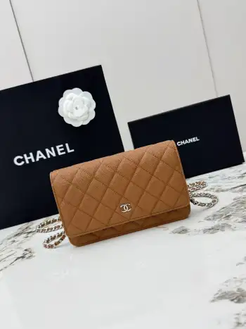 <p> 进口原厂皮     配盒 CHANEL发财包 小球纹银扣 顶级货 新品到货 全钢24K五金链条 专柜对版升级版磁扣𝑊𝑂𝐶压花鱼子酱进口小牛皮[666]经典升级全新磁扣 更便捷好用𝑤𝑒𝑙𝑙𝑒𝑡 𝑜𝑛 𝑐ℎ𝑎𝑖𝑛带链条的手拿包 可斜挎可单肩的包包 实在是太实用了型号 AP0250  尺寸 长19x宽3x高13cm </p>