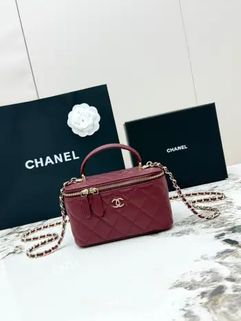 <p> 进口原厂皮     配盒 CHANEL 大号 香奈儿21K化妆包 香奶奶家的新款盒子链条化妆包 不愧是今年的热门款 这个系列自从推出以来 就虏获了太多妹子的心 小巧可爱 可斜挎可手提</p>