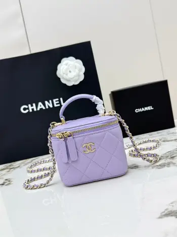 <p> 进口原厂皮     配盒 CHANEL 小号 香奈儿21K化妆包 香奶奶家的新款盒子链条化妆包 不愧是今年的热门款 这个系列自从推出以来 就虏获了太多妹子的心 小巧可爱 可斜挎可手提 上身减龄好看通体经典的菱格纹进口小羊皮材质设计</p>