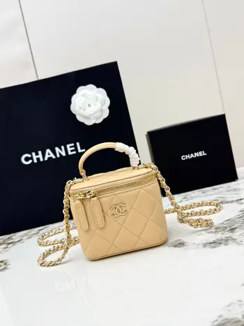 <p> 进口原厂皮     配盒 CHANEL 小号 香奈儿21K化妆包 香奶奶家的新款盒子链条化妆包 不愧是今年的热门款 这个系列自从推出以来 就虏获了太多妹子的心 小巧可爱 可斜挎可手提 上身减龄好看通体经典的菱格纹进口小羊皮材质设计</p>