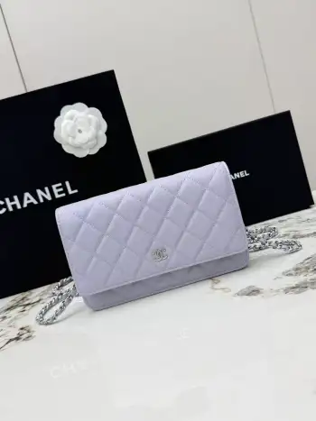 <p> 进口原厂皮     配盒 CHANEL发财包 小球纹银扣 顶级货 新品到货 全钢24K五金链条 专柜对版升级版磁扣𝑊𝑂𝐶压花鱼子酱进口小牛皮[666]经典升级全新磁扣 更便捷好用𝑤𝑒𝑙𝑙𝑒𝑡 𝑜𝑛 𝑐ℎ𝑎𝑖𝑛带链条的手拿包 可斜挎可单肩的包包 实在是太实用了型号 AP0250  尺寸 长19x宽3x高13cm </p>