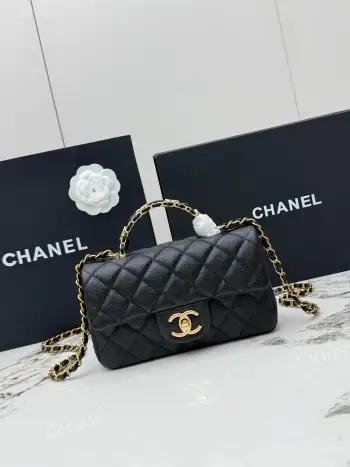 <p> 进口原厂皮    CHANEL 小号)顶级货香奈儿 25B 复古全钢链条金扣 双C的Logo标志 菱格皮穿链 季节款眼馋 黑金球纹牛皮 内里搭配小羊皮 可斜挎可单肩可手提 手柄cf大mini上身!绝对是这季yyds的一款包手柄是皮穿链的很经典不花哨 这只包真的太完美了型号 AS5701 尺寸 长19.5x宽6.5x高12cm </p>