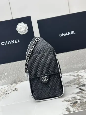 <p> 进口原厂皮    CHANEL编织款 小号 原单货 香奈儿单肩包 25Bag 26C 金色双C Logo 菱格图案皮穿链条 压花编织小牛皮 小号 经典黑金 秀场热门𝗁𝗈𝖻𝗈 设计独特 相当霸气的风格超大容量轻松装下日常所需 型号 AS5293 尺寸 长30x宽14x高26cm </p>