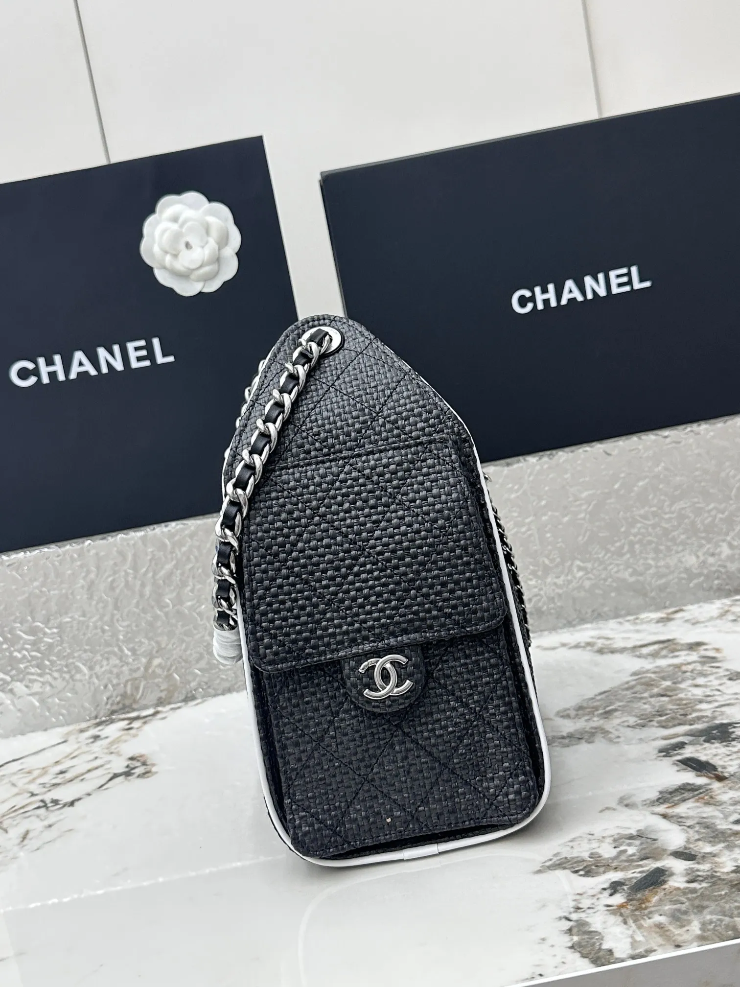 <p> 进口原厂皮 CHANEL编织款 小号 原单货 香奈儿单肩包 25Bag 26C 金色双C Logo 菱格图案皮穿链条 压花编织小牛皮 小号 经典黑金 秀场热门𝗁𝗈𝖻𝗈 设计独特 相当霸气的风格超大容量轻松装下日常所需 型号 AS5293 尺寸 长30x宽14x高26cm </p>