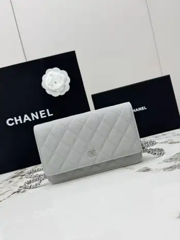 <p> 进口原厂皮     配盒 CHANEL发财包 小球纹银扣 顶级货 新品到货 全钢24K五金链条 专柜对版升级版磁扣𝑊𝑂𝐶压花鱼子酱进口小牛皮[666]经典升级全新磁扣 更便捷好用𝑤𝑒𝑙𝑙𝑒𝑡 𝑜𝑛 𝑐ℎ𝑎𝑖𝑛带链条的手拿包 可斜挎可单肩的包包 实在是太实用了型号 AP0250  尺寸 长19x宽3x高13cm </p>