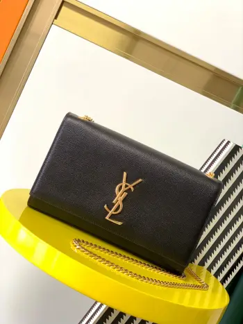 <p> 进口原厂皮     𝑲𝒂𝒕𝒆 𝟮𝟰𝒄𝒎 如果一个女孩儿想入手一款包 又经典又实用好搭 最好还有几分酷劲儿 比较有年轻感 那她绝对要选择Y家经典的Logo包包 像这只Monogram Kate 就征服了无数人的心 史上最百搭 最经典 最万能的款式型号: 354021Q原厂皮.尺寸: 24x14.5x5 </p>