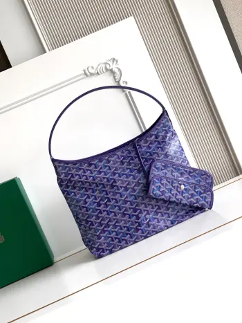 <p>新色HOBO蓝莓紫</p><p>免税版 代购级高版本  Goyard 戈雅 等待以久最新爆款 Bohème hobo流浪包出货啦 整个包型都非常适用于日常通勤的一款包 包自重轻盈柔软 容量空间惊人 足以容纳你的所有必需品 加长舒适皮革手柄 肩带长度可满足腋下包使用需求 自带一个可拆卸小包 简直梦中情包 尺寸:底长33cm 宽42cm 高27cm 厚15cm</p><p>型号 5502</p>