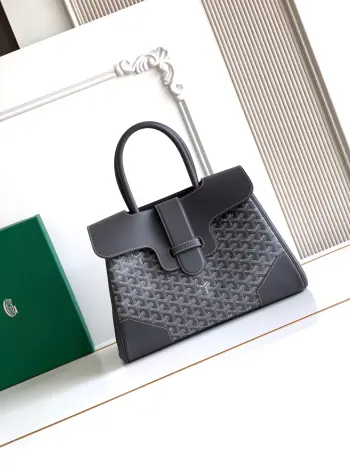 <p>Goyard 西贡Tote 这款西贡母包一出场就有BK的气场 整体更加大气优雅 同时又散发着独特且慵懒的魅力 两侧  展开 内部容量很大 秉承着一贯的实用性与轻便 实测  放14的mac pro </p><p>经典色很适合秋冬 鲜艳靓丽的颜色也能让沉闷的季节有更多活力 </p><p>size 34x18x24cm</p><p> 8201</p>