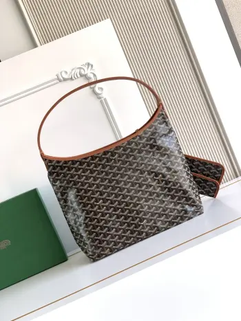 <p>Go ard Hobo Bohème 流浪包腋下包 灵感来自波西米亚流浪的生活哲学 两大王牌Saint Louis  Artois系列托特包的综合体 内置子母袋 随性慵懒风 拥有了它你就是时尚界的弄潮儿 </p><p>肩带的舒适度就是整个包的灵魂 慢工出细活 细节看图就是了  </p><p>尺寸 Size 42×27×15cm</p><p> S5502单手腕棕色</p><p>配礼品袋</p>