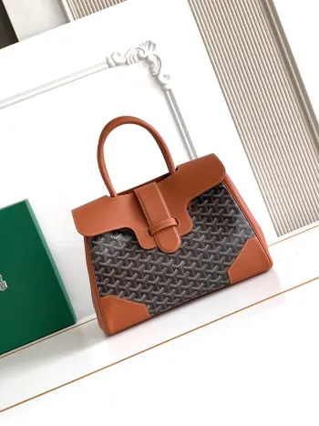 <p>Goyard 西贡Tote 这款西贡母包一出场就有BK的气场 整体更加大气优雅 同时又散发着独特且慵懒的魅力 两侧  展开 内部容量很大 秉承着一贯的实用性与轻便 实测  放14的mac pro </p><p>经典色很适合秋冬 鲜艳靓丽的颜色也能让沉闷的季节有更多活力 </p><p>size 34x18x24cm</p><p> 8201</p>