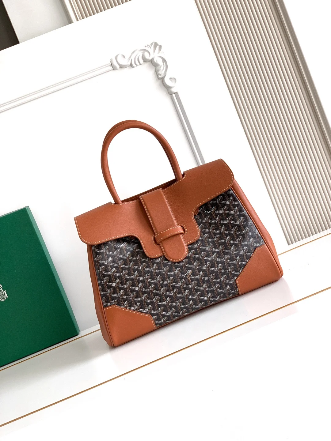 <p>Goyard 西贡Tote 这款西贡母包一出场就有BK的气场 整体更加大气优雅 同时又散发着独特且慵懒的魅力 两侧 展开 内部容量很大 秉承着一贯的实用性与轻便 实测 放14的mac pro </p><p>经典色很适合秋冬 鲜艳靓丽的颜色也能让沉闷的季节有更多活力 </p><p>size 34x18x24cm</p><p> 8201</p>