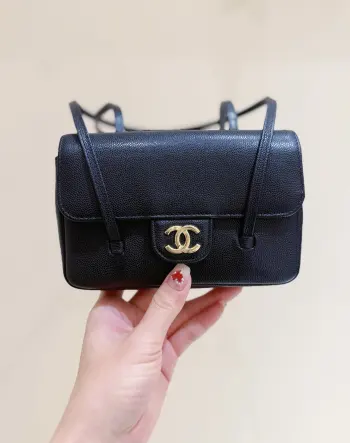 <p>黑色出现货啦</p><p>26P 春夏预告系列</p><p>ZP 30600购入</p><p>Chane1 26P Preppy coco包王</p><p>不愧是jennic同款 真的全球疯抢</p><p>这只mini号跟方胖子大小相当 可以放下17p实物超可爱迷人 复古又随性 就是妥妥的时髦精超级推荐</p><p>原厂正品haas小牛皮</p><p>AP50680 11.5*17*5cm </p>