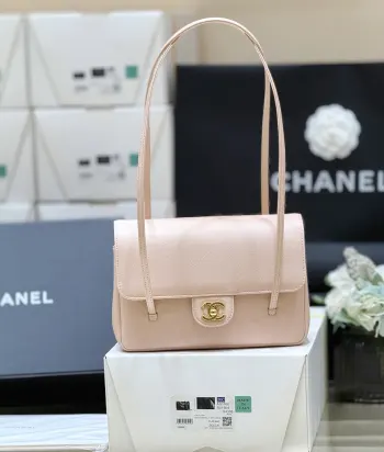 <p>26P 春夏预告系列</p><p>ZP 39300购入</p><p>Chane1 26P Preppy coco包王</p><p>不愧是jennic同款 真的全球疯抢</p><p>小号非常实用巴黎时装秀最耀眼的实物也很好看 复古又随性 就是妥妥的时髦精超级推荐</p><p>原厂正品haas小牛皮</p><p>AS61300 15*22*7cm </p>