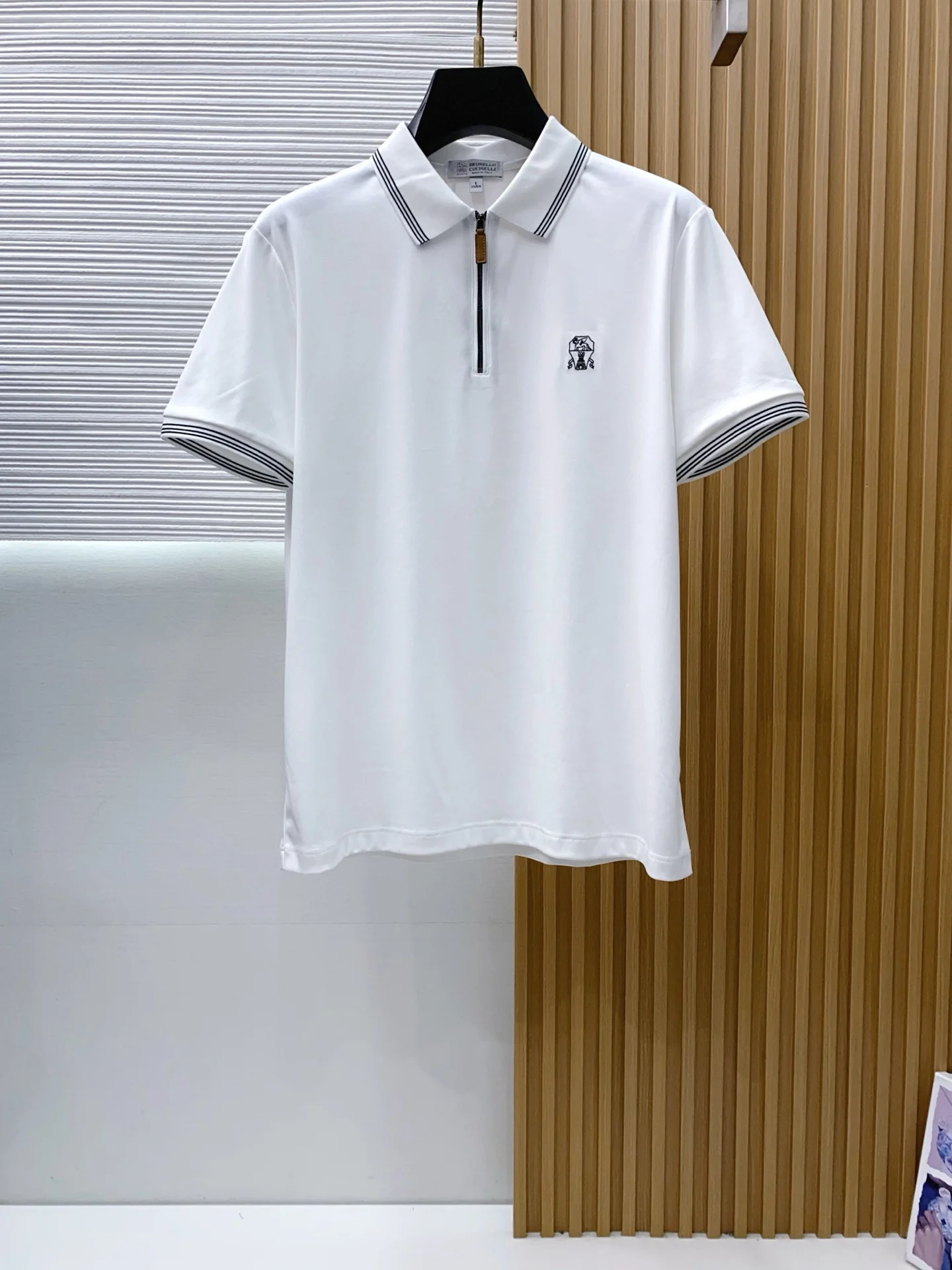 原单短袖T恤男装|高仿短袖T恤男装|精仿短袖T恤男装|一比一短袖T恤男装<p> BC 2026春夏新品丝光棉翻领商务Polo 极简的衣身造型 </p><p>顶级针织棉质混纺质地 整体的触感极为舒适 弹力十足亲肤效果高级 经典时尚翻领 Polo衫短袖 贸易公司渠道订单 官网同步发售 简约大气 时尚百搭 品相更是无法挑剔!!面料这块品质也是一如既往的高规格 柔软有型 透气舒适 上身垂感好 不易变形!更不易褪色! 使得整体的上身效果更加的低调奢华 高贵典雅!彰显出别样的风味!商务休闲 时尚百搭 简直是每位成功男士的必备单品!</p><p>码数 M-3xL</p>