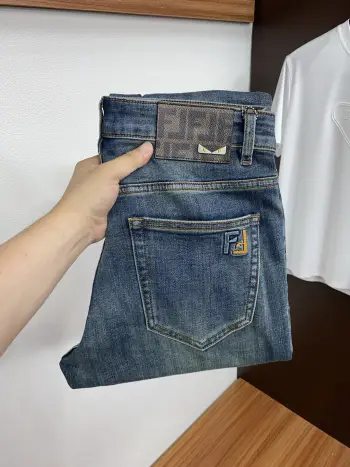 早春最新款牛仔裤