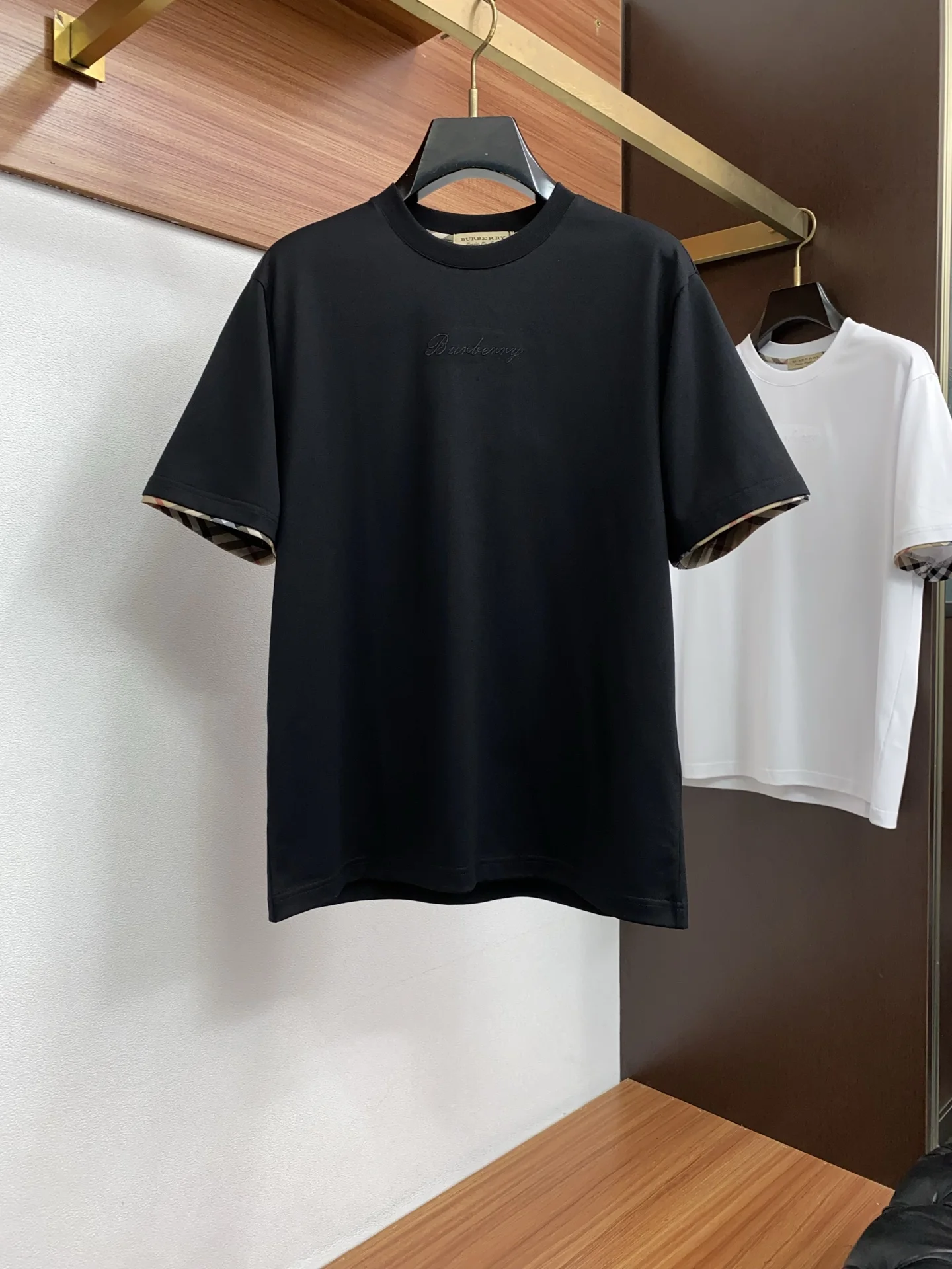 原单短袖T恤男装|高仿短袖T恤男装|精仿短袖T恤男装|一比一短袖T恤男装<p> 巴宝莉 ss新工艺logo纯棉质微阔版圆领男士短袖T恤 新季新推系列将标识巧妙融入设计 塑就一系列充满复古风情的运动风单品 在这款百搭T恤上 带着一丝怀旧意蕴的图案低调呈现于衣身 袖口滚边相得益彰 优选特定原版开发双股精棉平纹面料 上身挺阔舒适度佳 外穿内搭随意搭配 M-3xL</p>