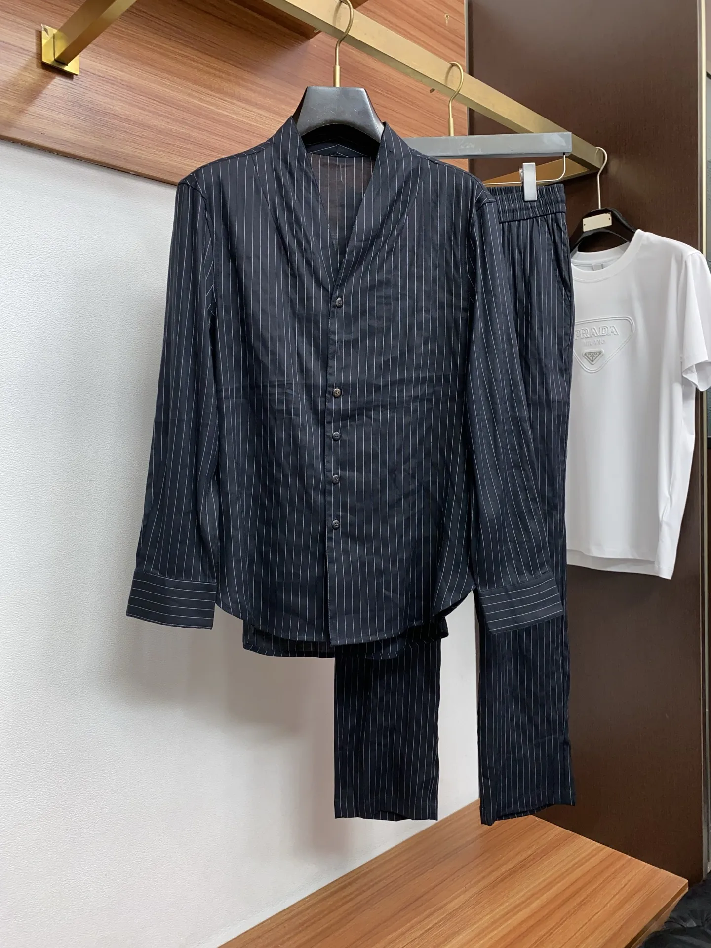 原单套装男装|高仿套装男装|精仿套装男装|一比一套装男装<p> LP 诺悠翩雅 2026春夏新款 麻料休闲套装 干净利落剪裁 都市风十足 采用精纺面料手感软糯干爽 上身效果挺括有型 五金精致 商务休闲非常好看如此众多的顶级原料 打造出价值感无与伦比的高端产品 高端潮流时尚人士首选</p><p>尺码 M-3xL</p>