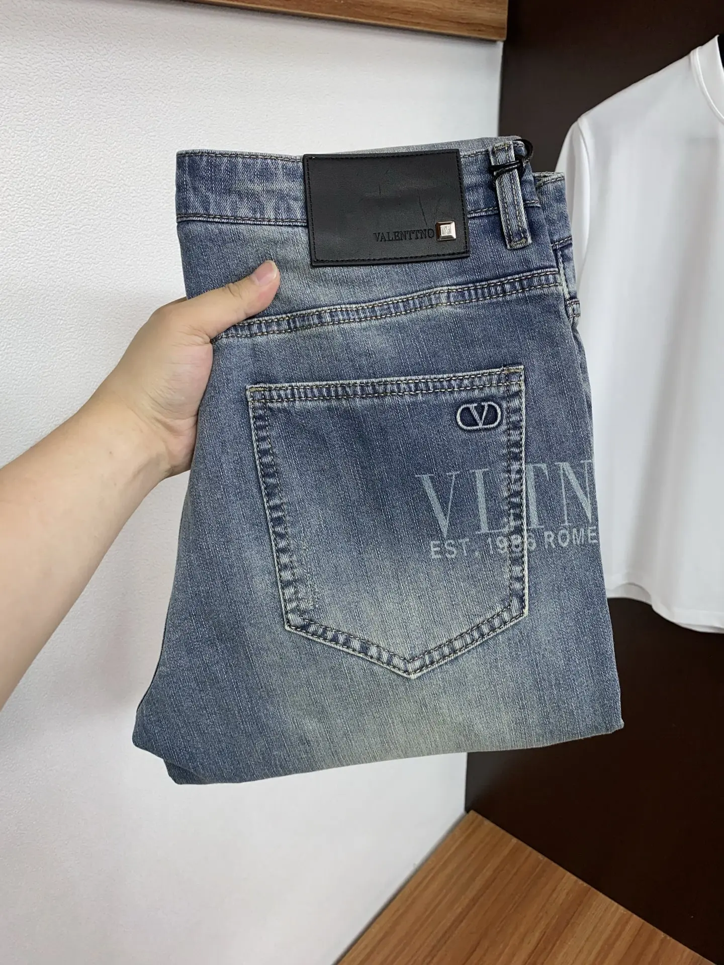 原单牛仔裤男装|高仿牛仔裤男装|精仿牛仔裤男装|一比一牛仔裤男装<p> Vt 高端定制 2026早春最新款牛仔裤 柜台同步发售 原版定制复刻 客供五金辅料 原单品质 进口牛仔面料高弹力 重工洗水 做工走线精细 上身绝佳 优选单品</p><p>码数: 29-38</p>