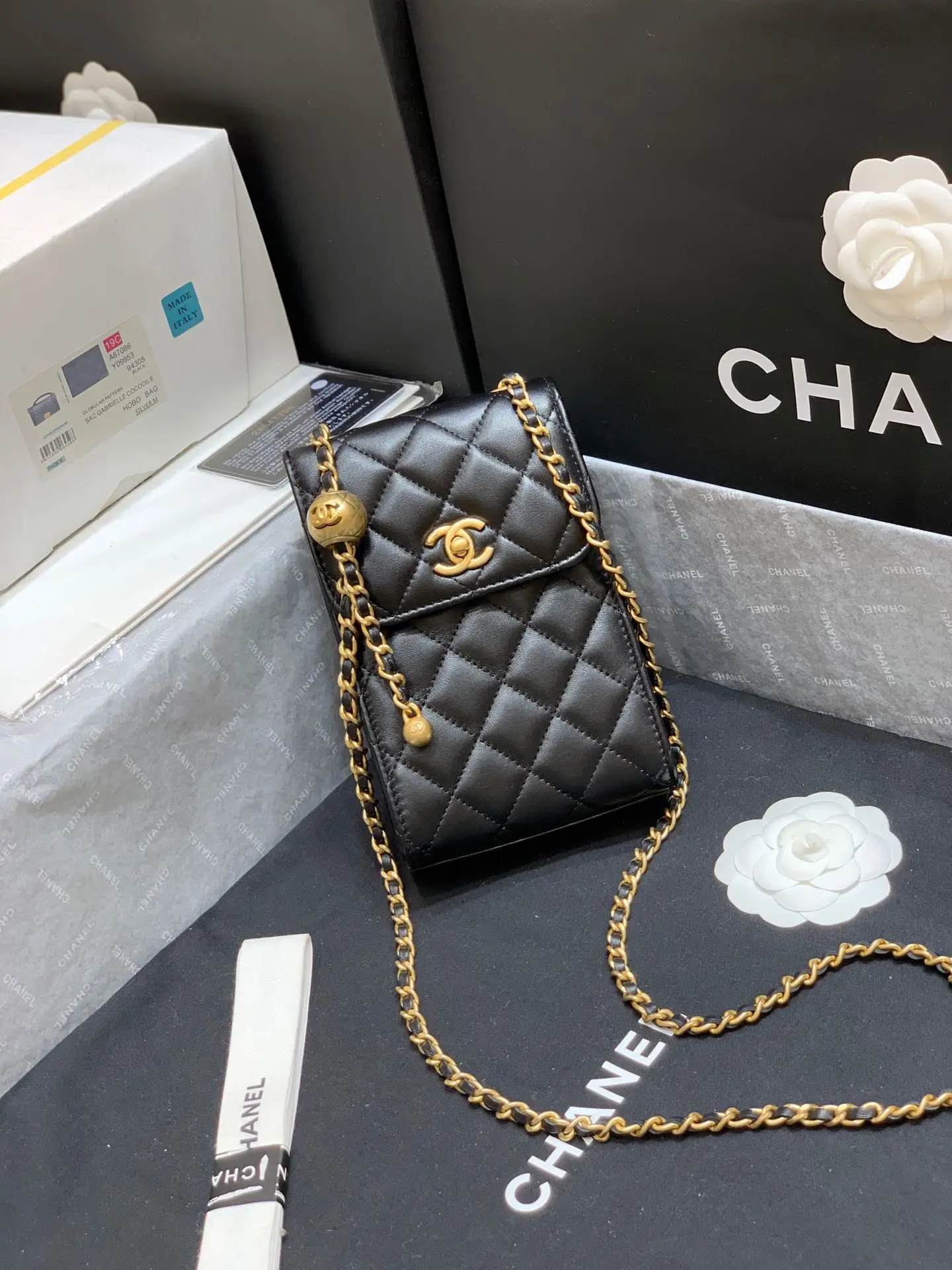 <p>zp 18000元购入</p><p>专柜最新大金珠手机包</p><p>这个绝对是历史以来最好看最爆的手机包 非常复古好看 其实很能装 除了手机 其他小东西都可以放下哦 里面还有两个信用卡槽编号AP1448</p><p>尺寸11x18x5cm</p><p>黑色 桃红 灰色 三个专柜色都有</p>